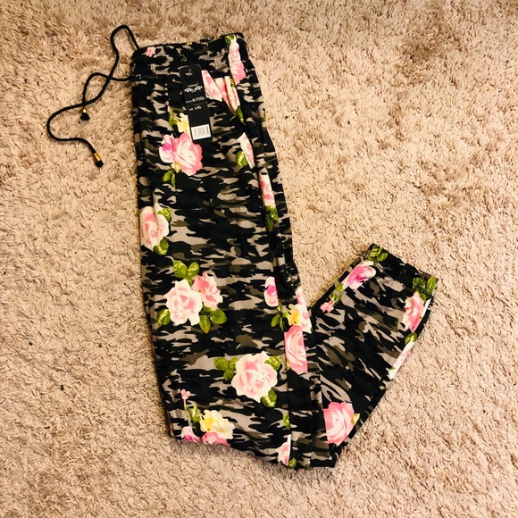 Army Print Floral Pants 🌸 - Picture 2 of 6
